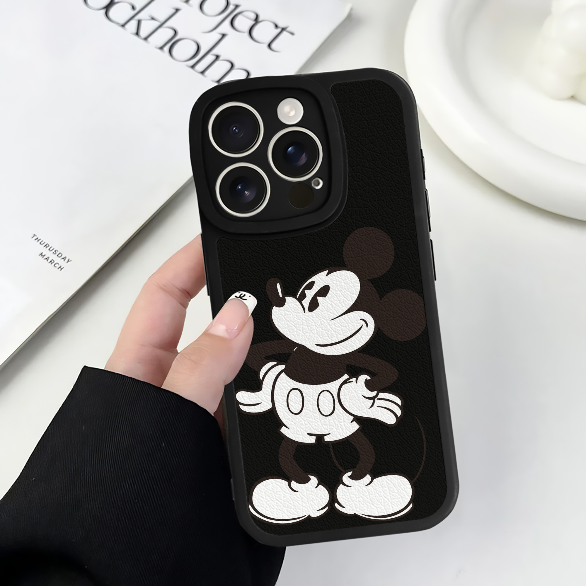 （画像用） ミッキーマウス Mickey Mouse 【iPhone 16シリーズ対応】シリコンスマホケース（レザー調） 材質：シリコン